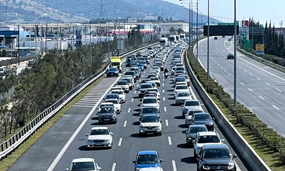 Αττική Οδός: Καραμπόλα τριών οχημάτων-Μεγάλες καθυστερήσεις